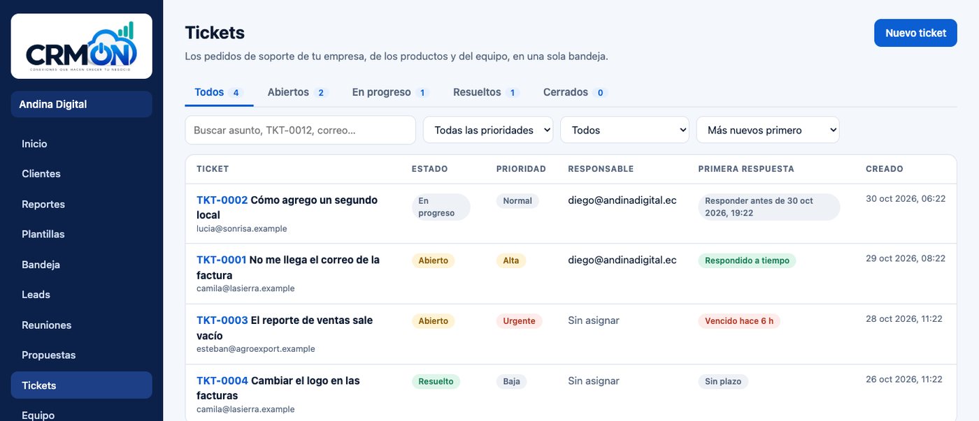 Bandeja de tickets de soporte de CRM ON con su estado, su prioridad, su responsable y el plazo de primera respuesta; un ticket urgente aparece vencido en rojo