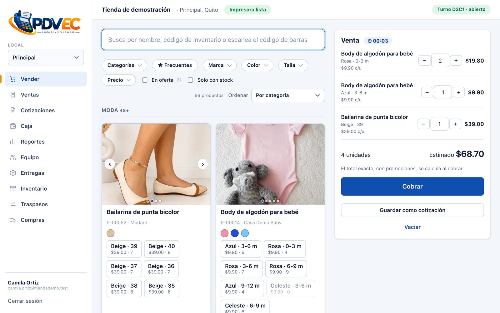 Pantalla de venta de PDVEC en una tienda de demostración: buscador y filtros arriba, tarjetas de producto con foto, colores y tallas con su stock, y el carrito a la derecha con tres productos, el total estimado y el botón Cobrar